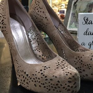 BCBG 6.5 suede pumps